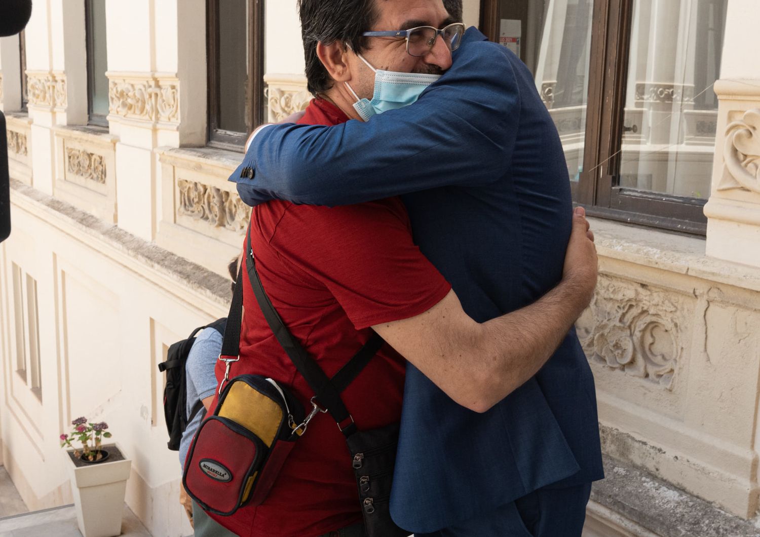Il sindaco di Cagliari abbraccia il rider Alessandro Ghiani