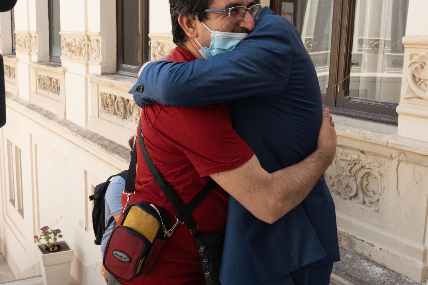 Il sindaco di Cagliari abbraccia il rider Alessandro Ghiani