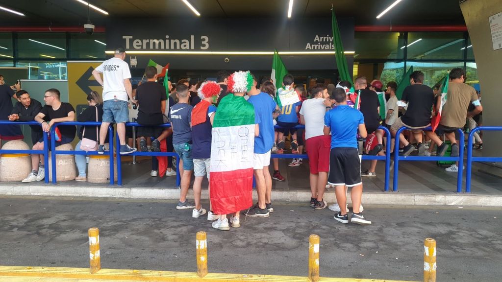 Tifosi all'aeroporto di Fiumicino in attesa della Nazionale italiana