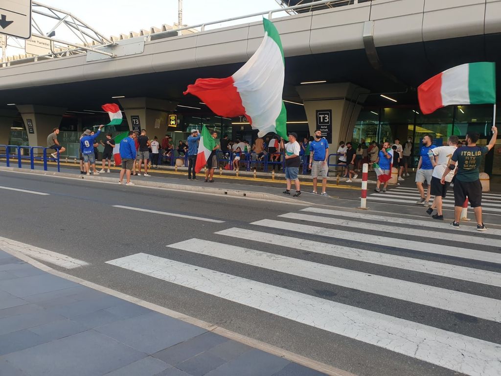 Tifosi all'aeroporto di Fiumicino in attesa della Nazionale italiana&nbsp;