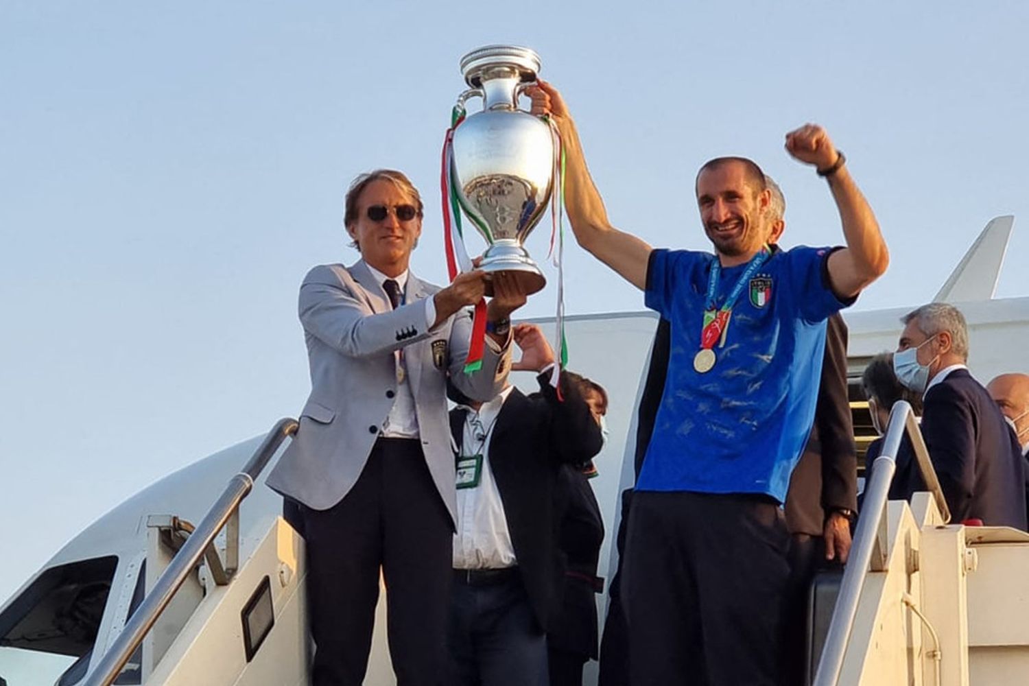 Mancini e Chiellini al rientro a Fiumicino