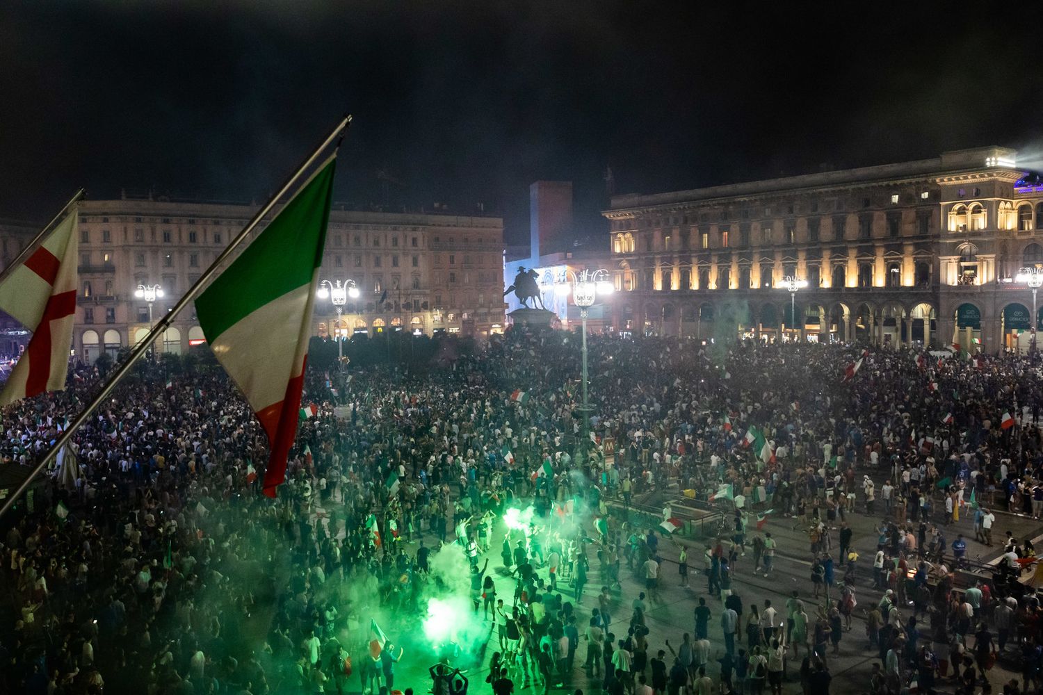 Milano, festeggiamenti a Piazza Duomo per la vittoria dell'Italia a Euro 2020