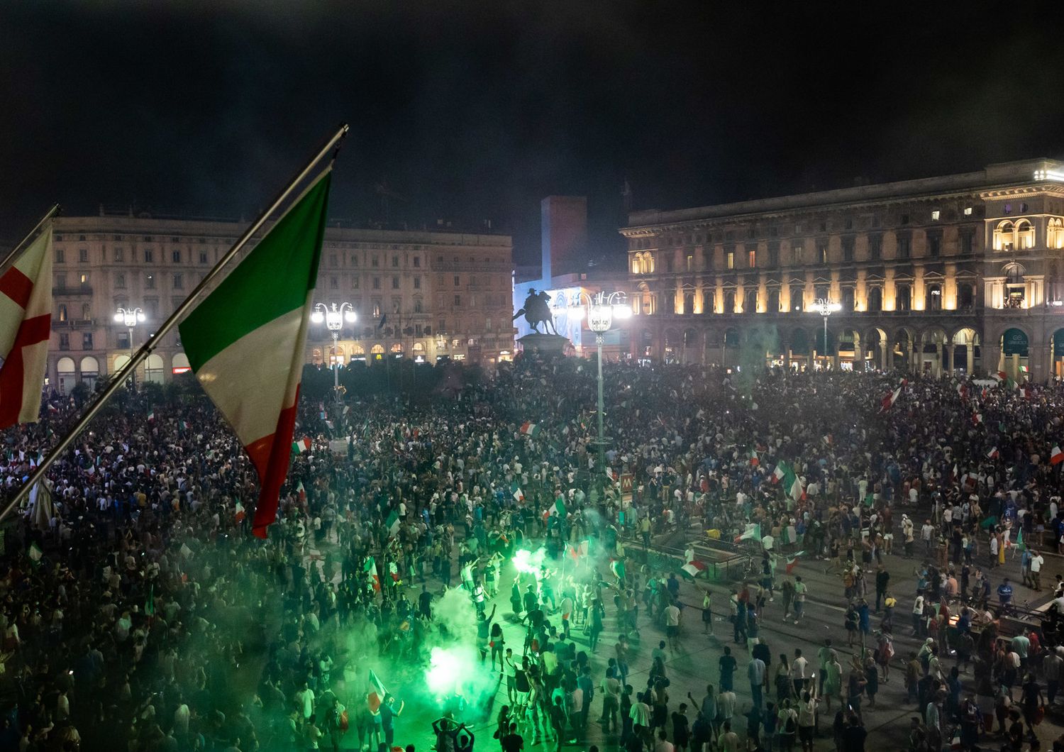 Milano, festeggiamenti a Piazza Duomo per la vittoria dell'Italia a Euro 2020