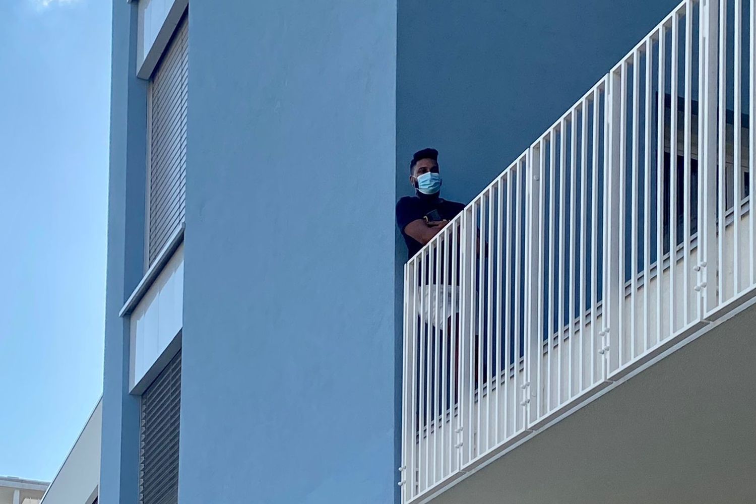 Uno degli ospiti dell'hotel Covid nel quartiere Adriano di Milano