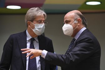 L'eurocommissario Paolo Gentiloni con il vicepresidente della Bce Luis de Guindos