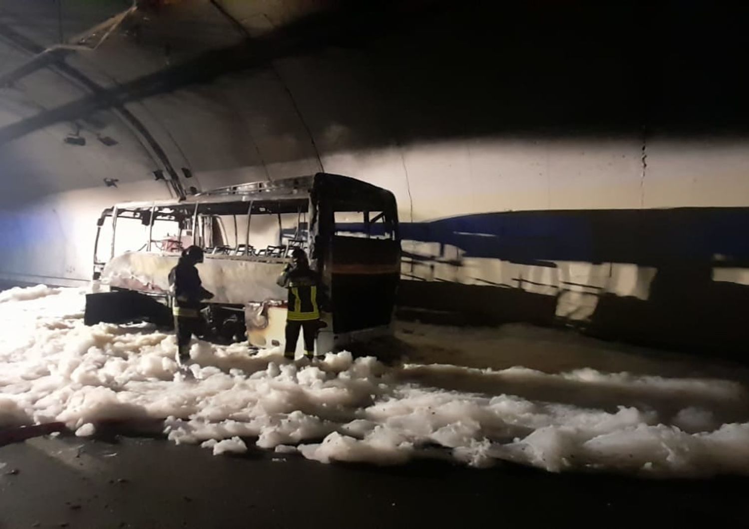 bus fuoco galleria autista bambini lago di como