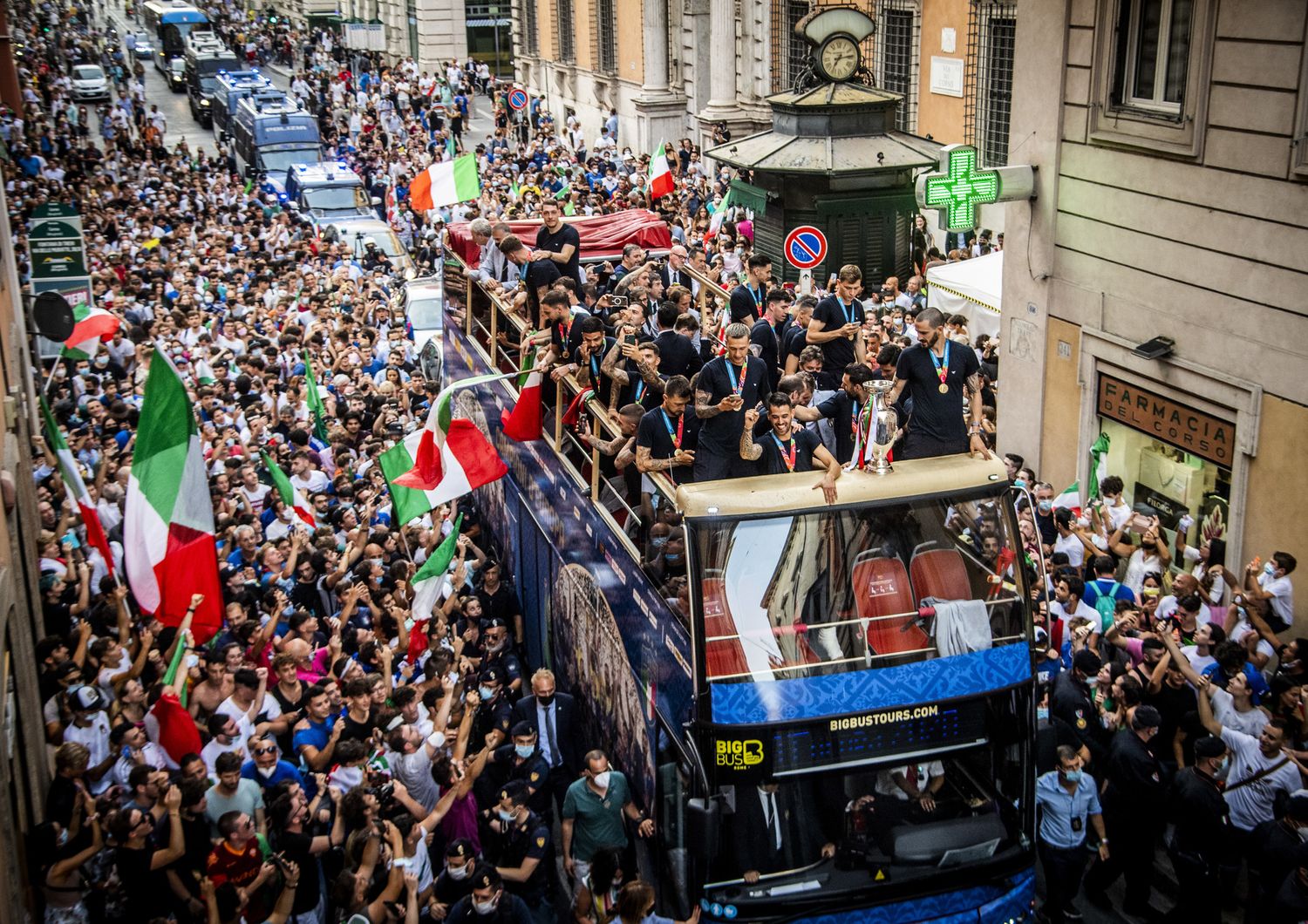 Il pullman della Nazionale a via del Corso