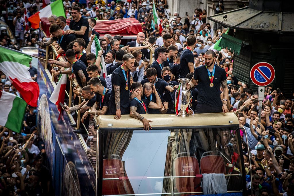 Il pullman della Nazionale a via del Corso