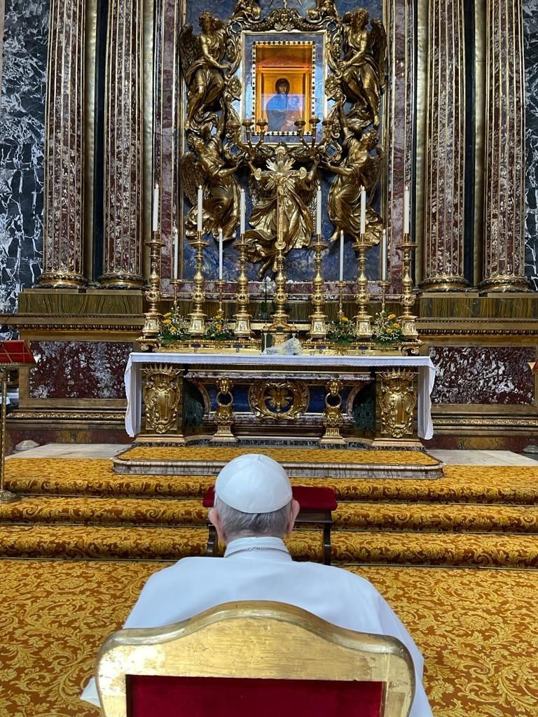 Papa Francesco prega a Santa Maria Maggiore