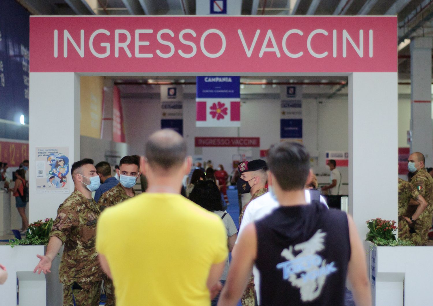 Ingresso al centro vaccini del centro commerciale di Marcianise