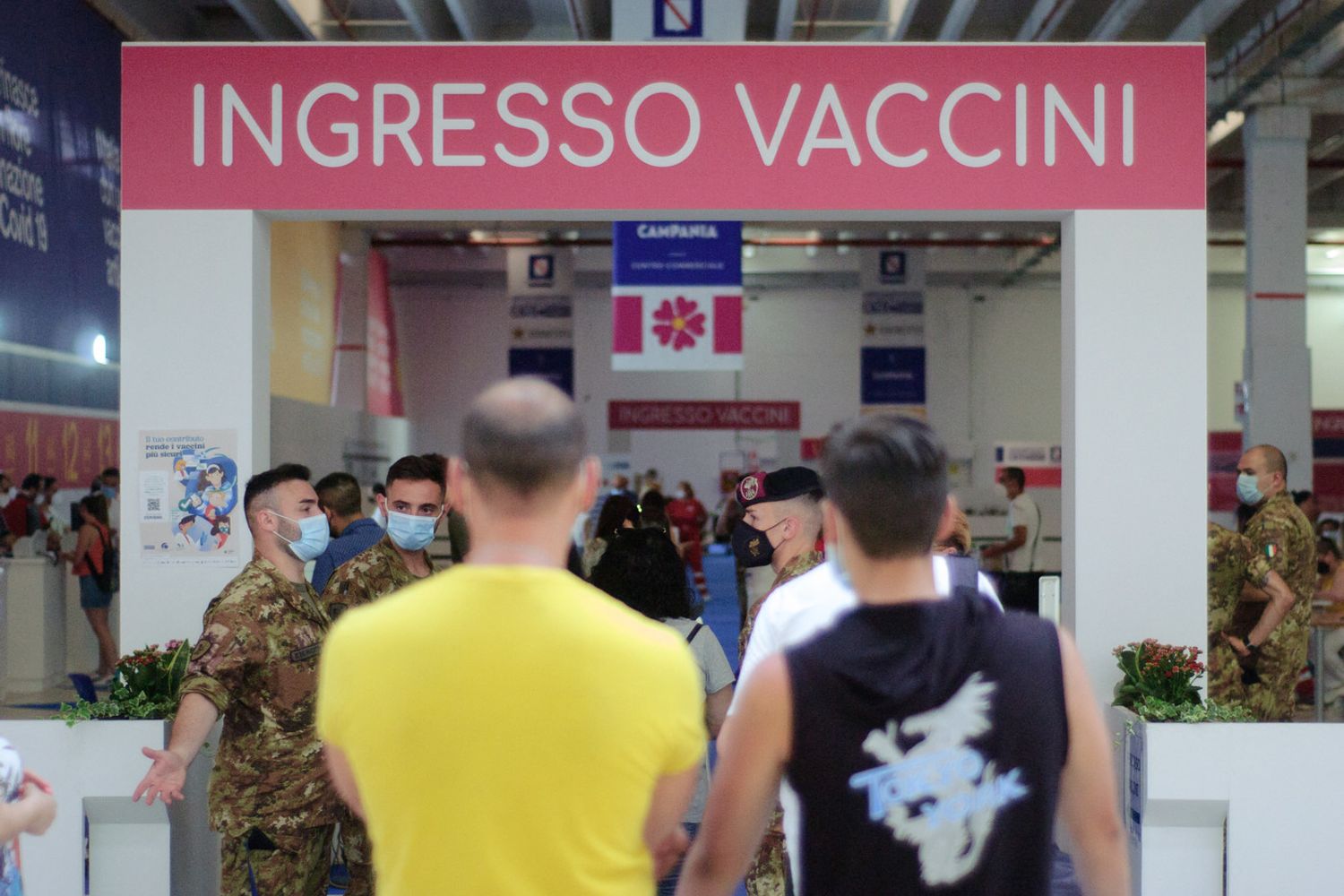 Ingresso al centro vaccini del centro commerciale di Marcianise