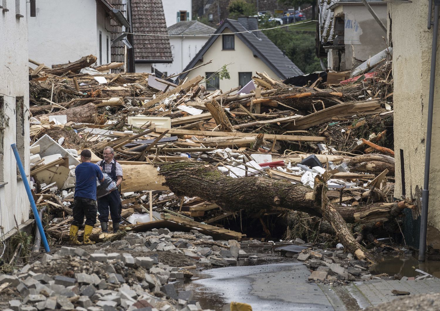 Case distrutte nel villaggio di Schuld