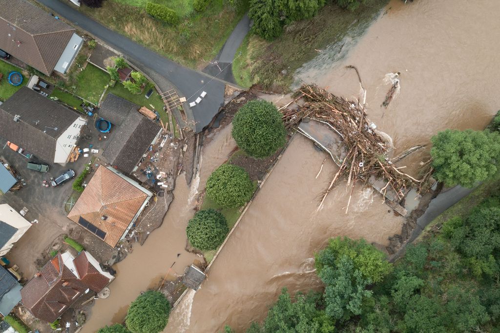 Una veduta aerea del villaggio di Echtershausen, nei pressi di Bitburg, inondato