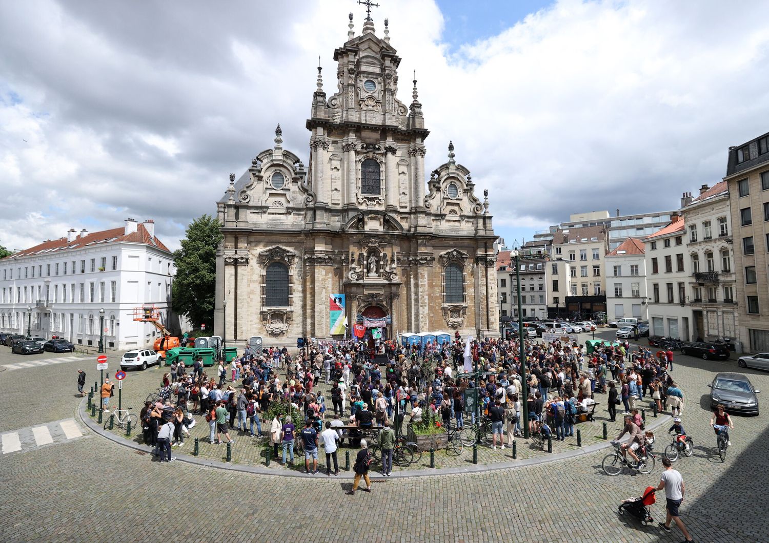 Una manifestazione a sostegno dei migranti irregolari all'esterno della chiesa occupata a Bruxelles