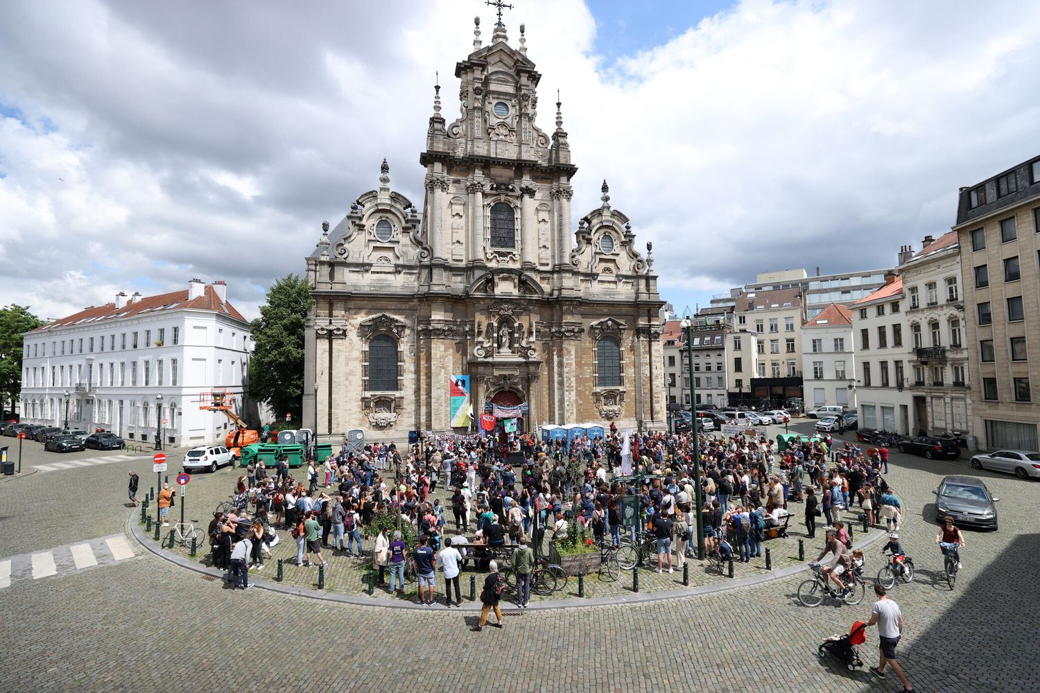 Una manifestazione a sostegno dei migranti irregolari all'esterno della chiesa occupata a Bruxelles