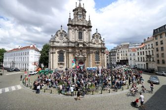 Una manifestazione a sostegno dei migranti irregolari all'esterno della chiesa occupata a Bruxelles