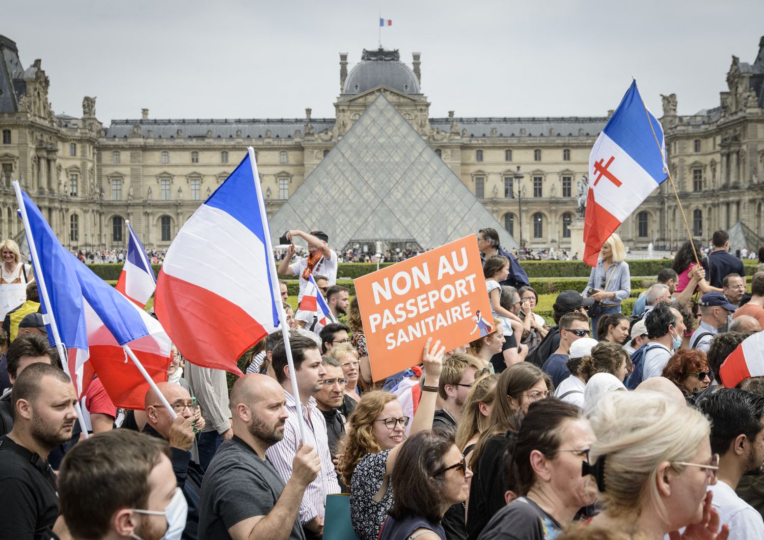 Manifestanti in piazza a Parigi contro l'obbligo del Green pass