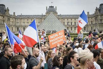 Manifestanti in piazza a Parigi contro l'obbligo del Green pass