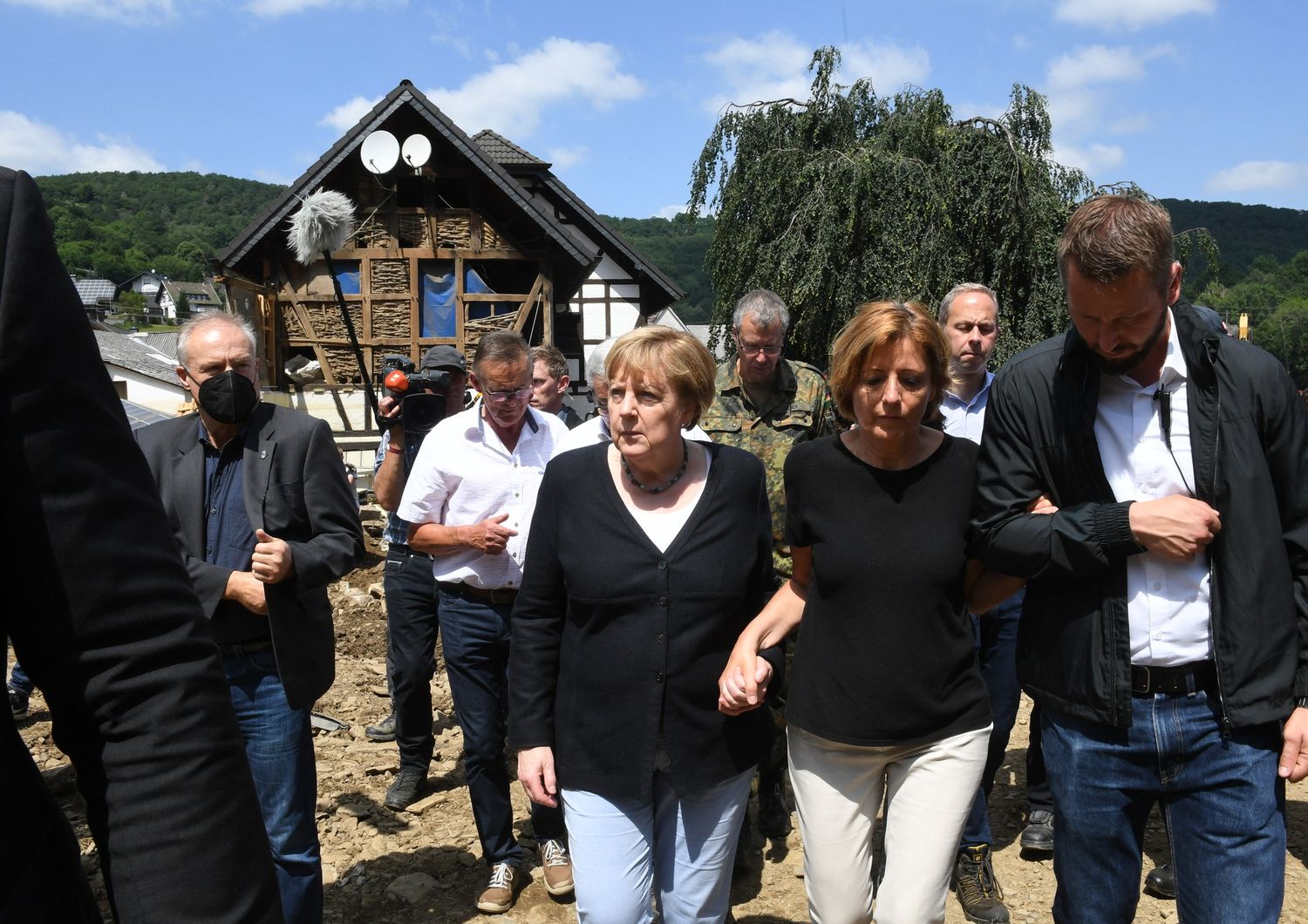 Angela Merkel in visita alle zone alluvionate