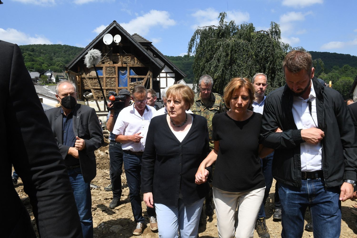 Angela Merkel in visita alle zone alluvionate