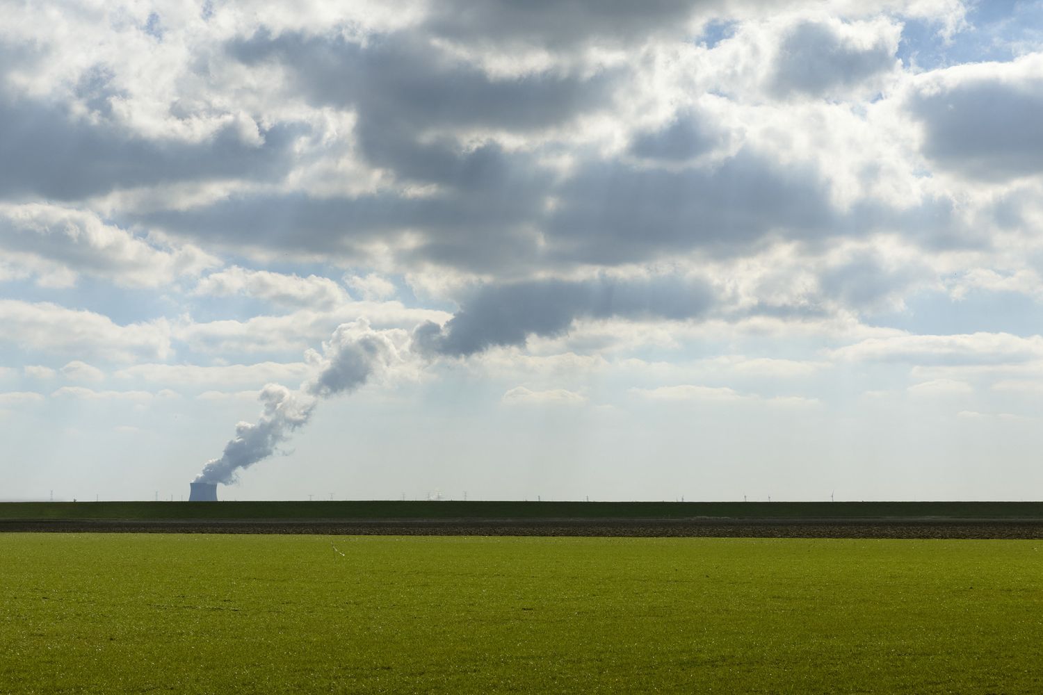 Una torre di raffreddamento in Olanda. Emissioni di C02 nell'aria&nbsp;