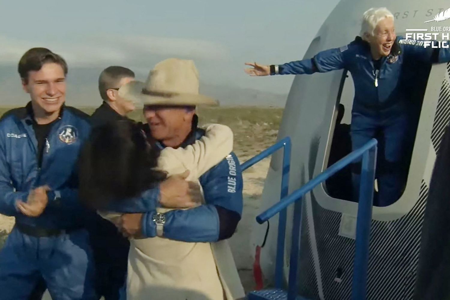 Jeff Bezos, Wally Funk e Oliver Daemen escono dalla Blue Origin dopo il volo nello spazio &nbsp;