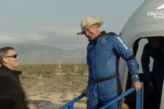 Jeff Bezos esce dalla Blue Origin