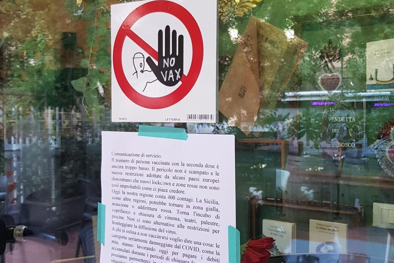 La vetrina dell'enoteca di Palermo