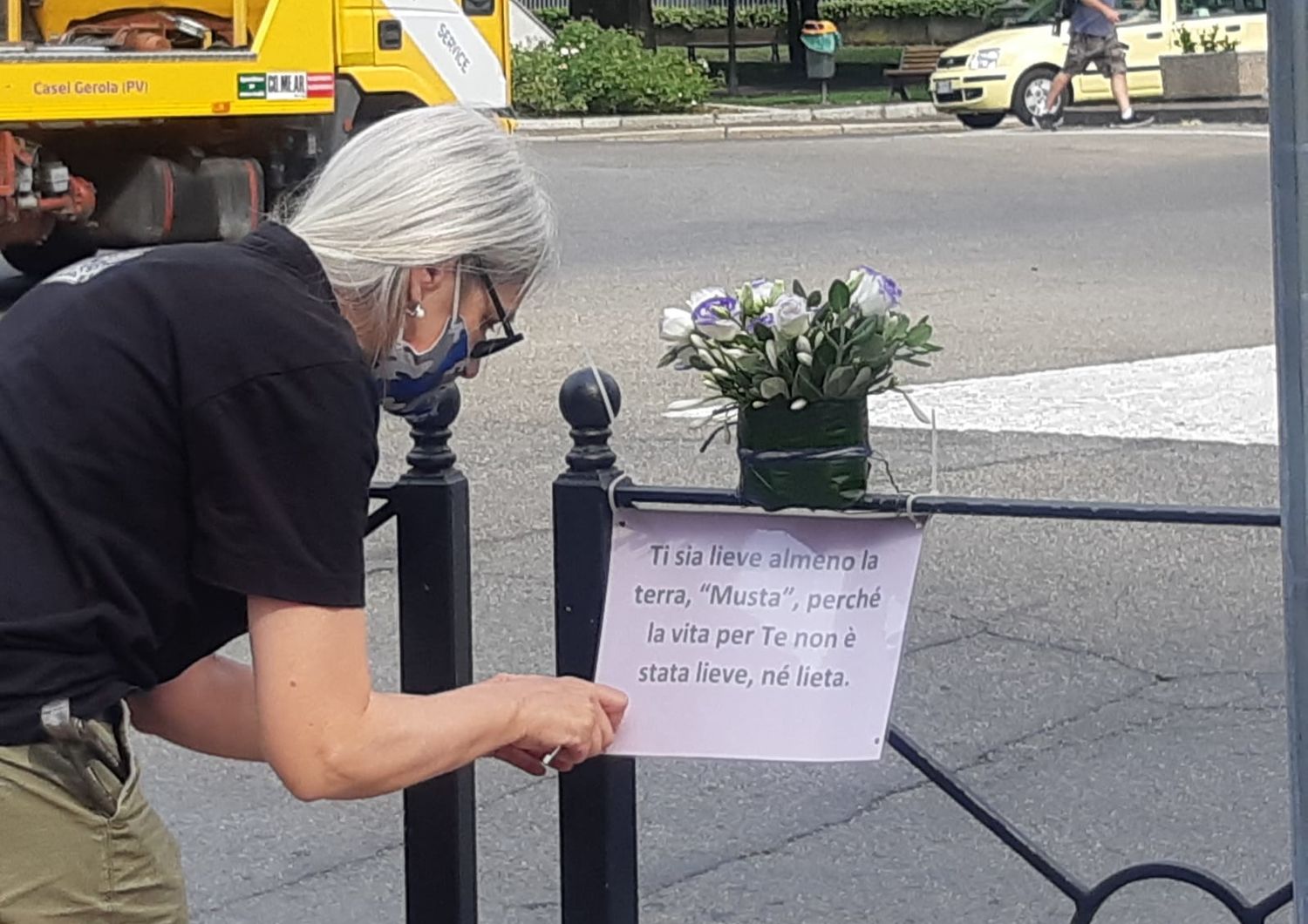 Una donna ha portato un vaso di fiori sul luogo dell'omicidio a Voghera