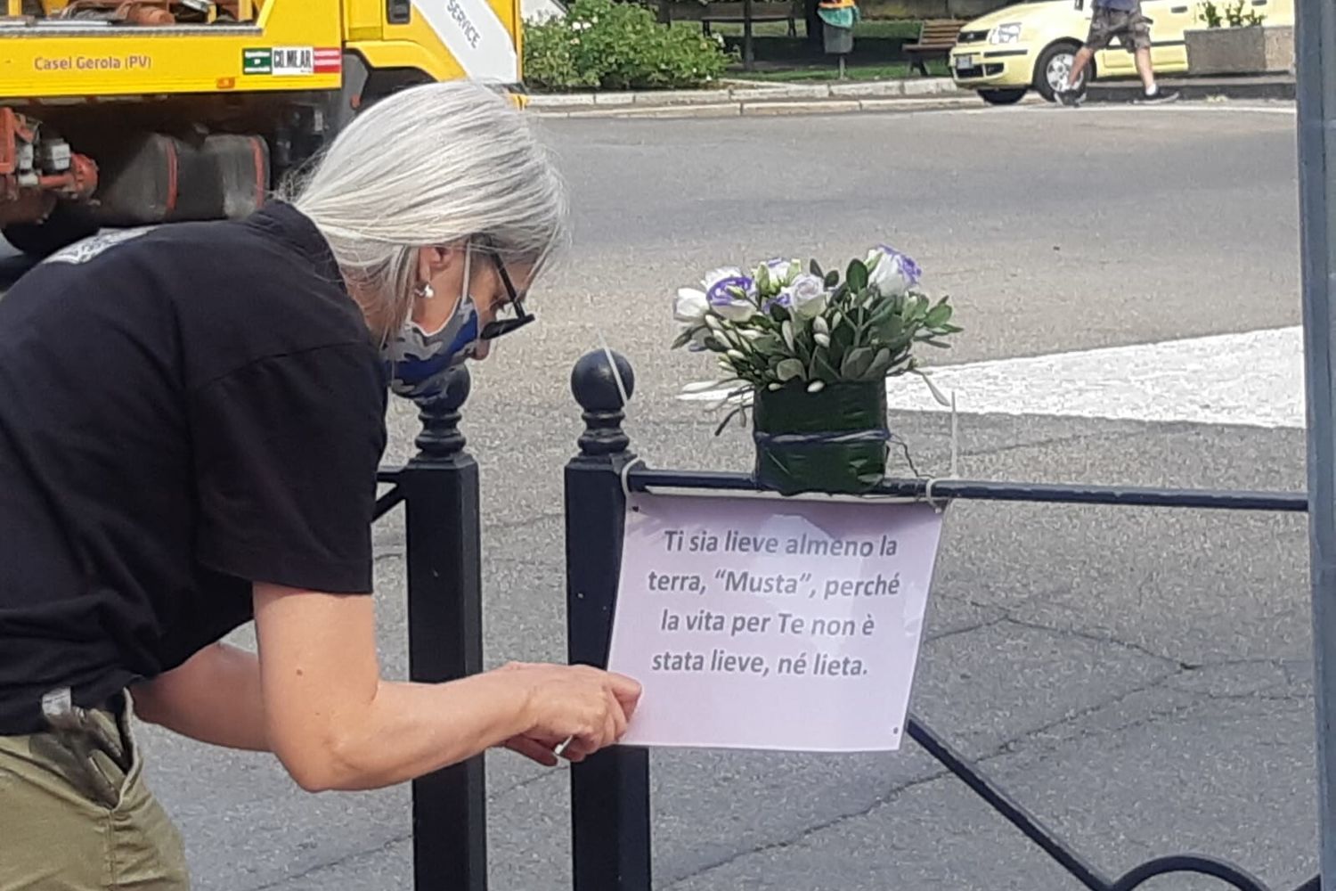 Una donna ha portato un vaso di fiori sul luogo dell'omicidio a Voghera
