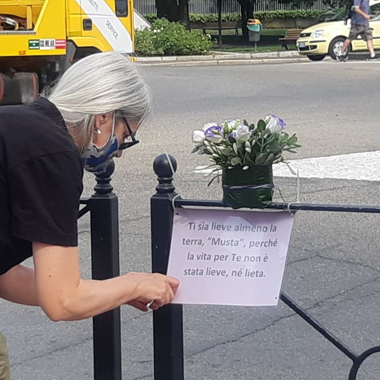 Una donna ha portato un vaso di fiori sul luogo dell'omicidio a Voghera