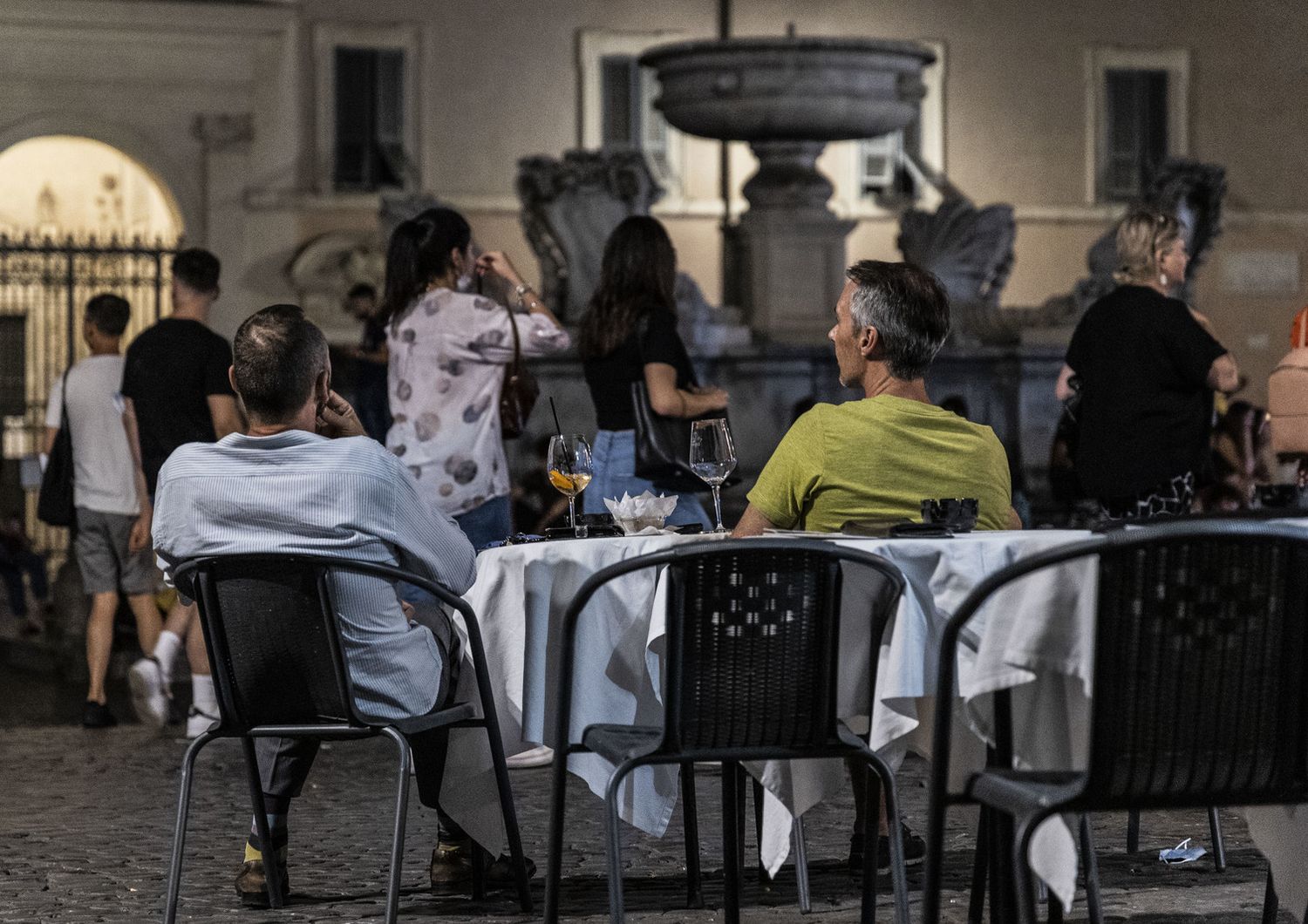 I tavolini di un ristorante all'aperto a Trastevere