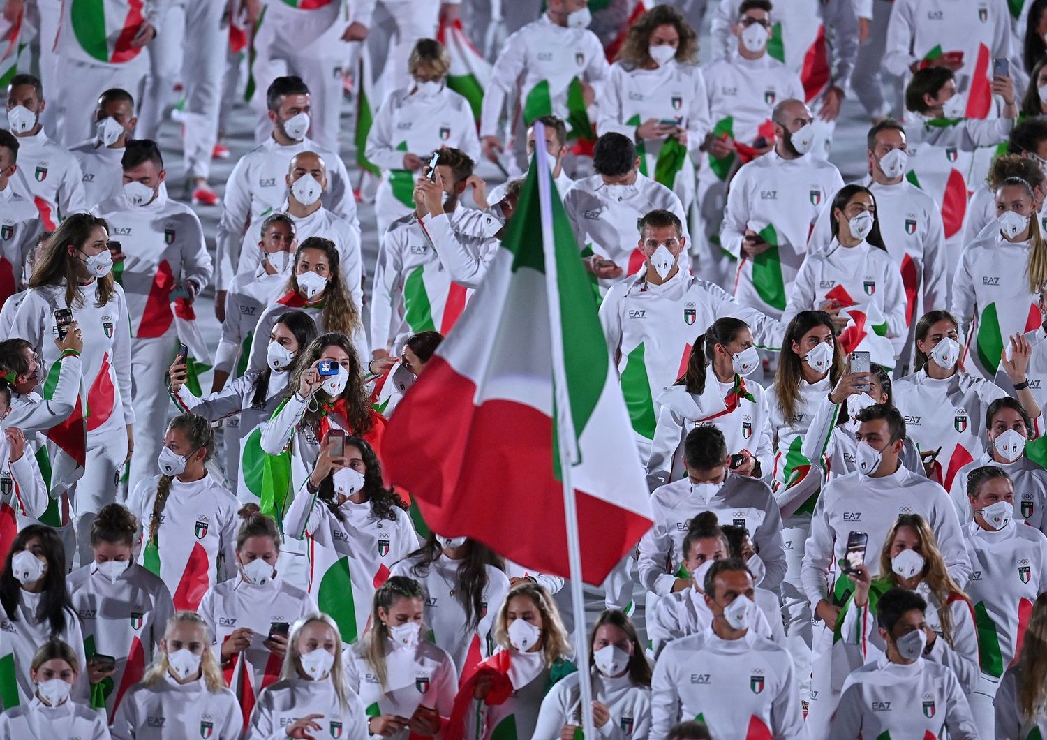 La delegazione italiana sfila durante la cerimonia di apertura delle Olimpiadi di Tokyo