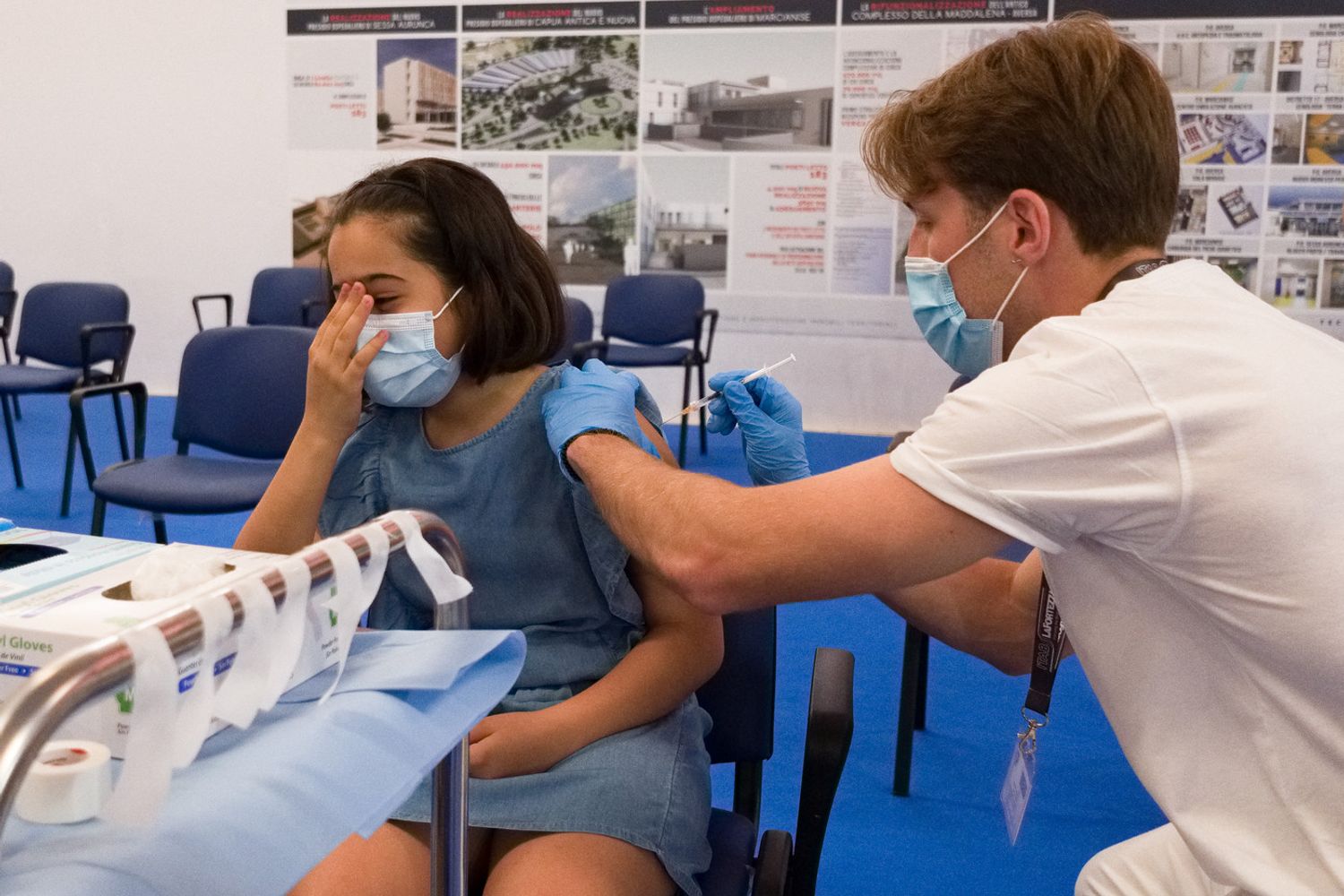 La vaccinazione di una bambina a Marcianise