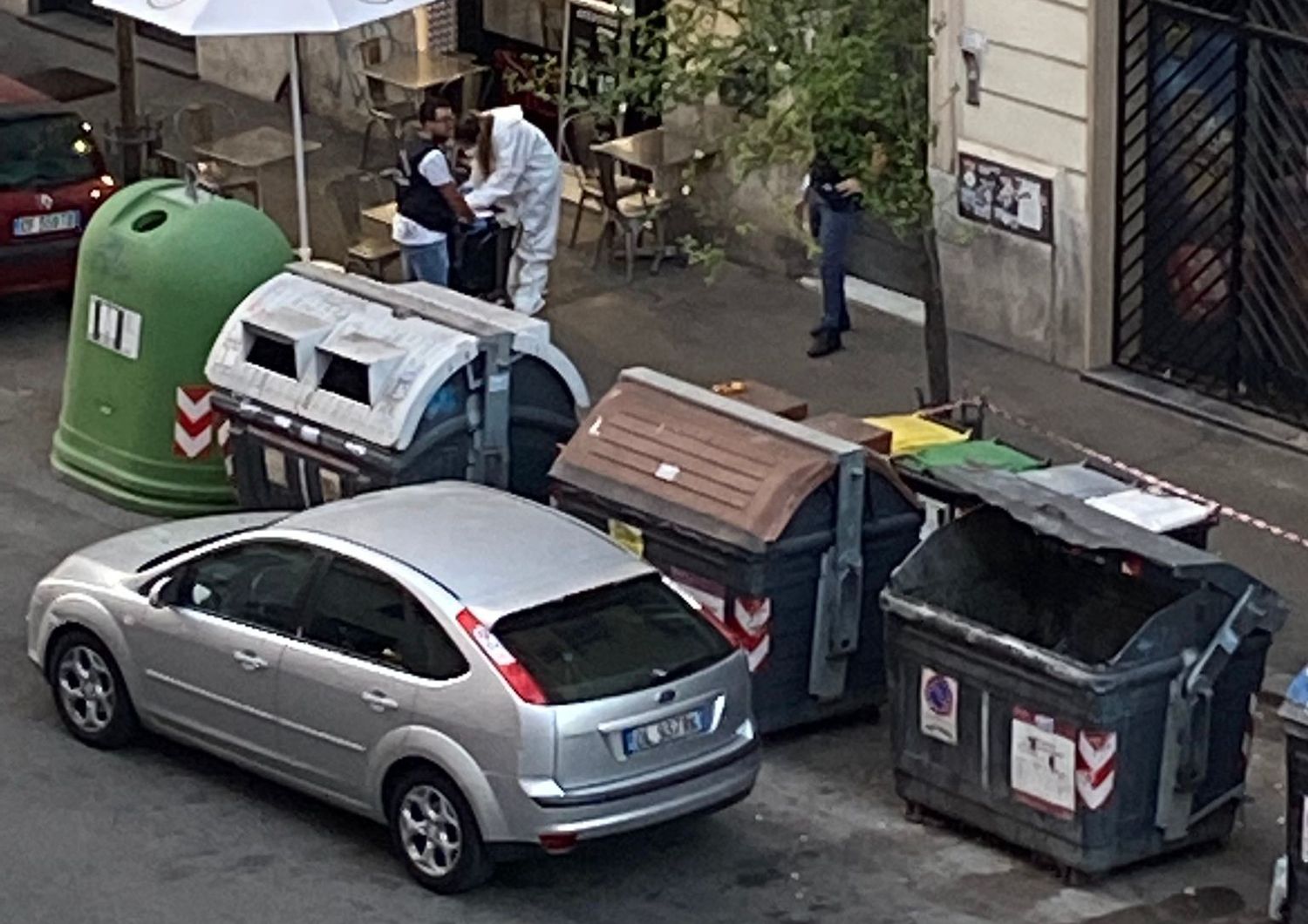 I rilievi della polizia sul luogo dell'aggressione nel quartiere Ostiense