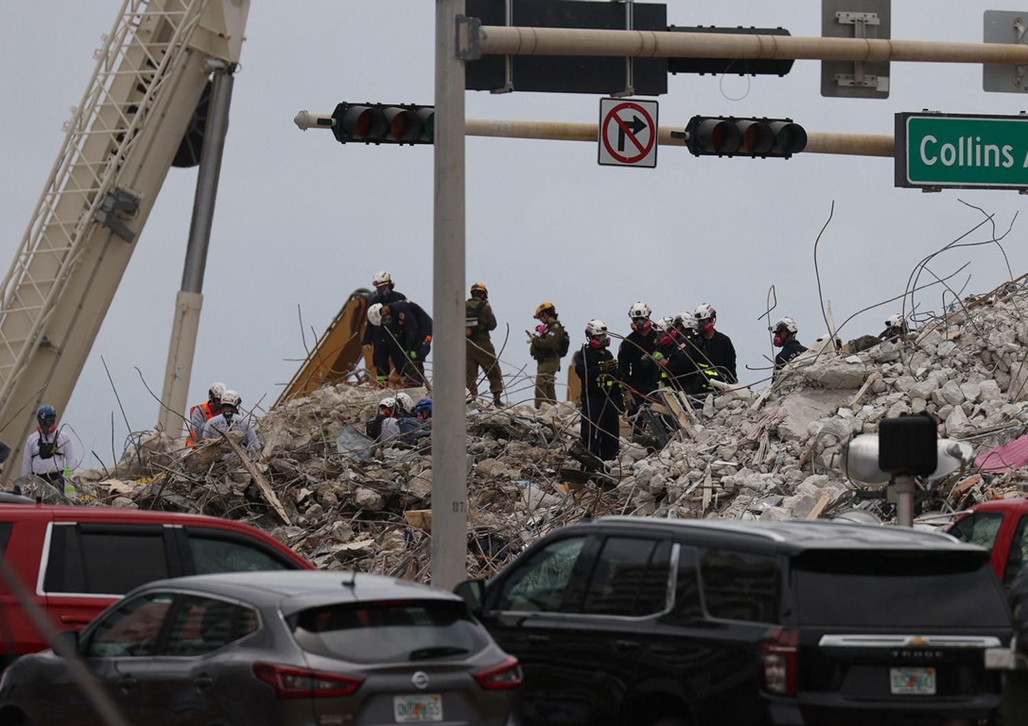 Soccorritori al lavoro tra le macerie del condominio di Miami crollato