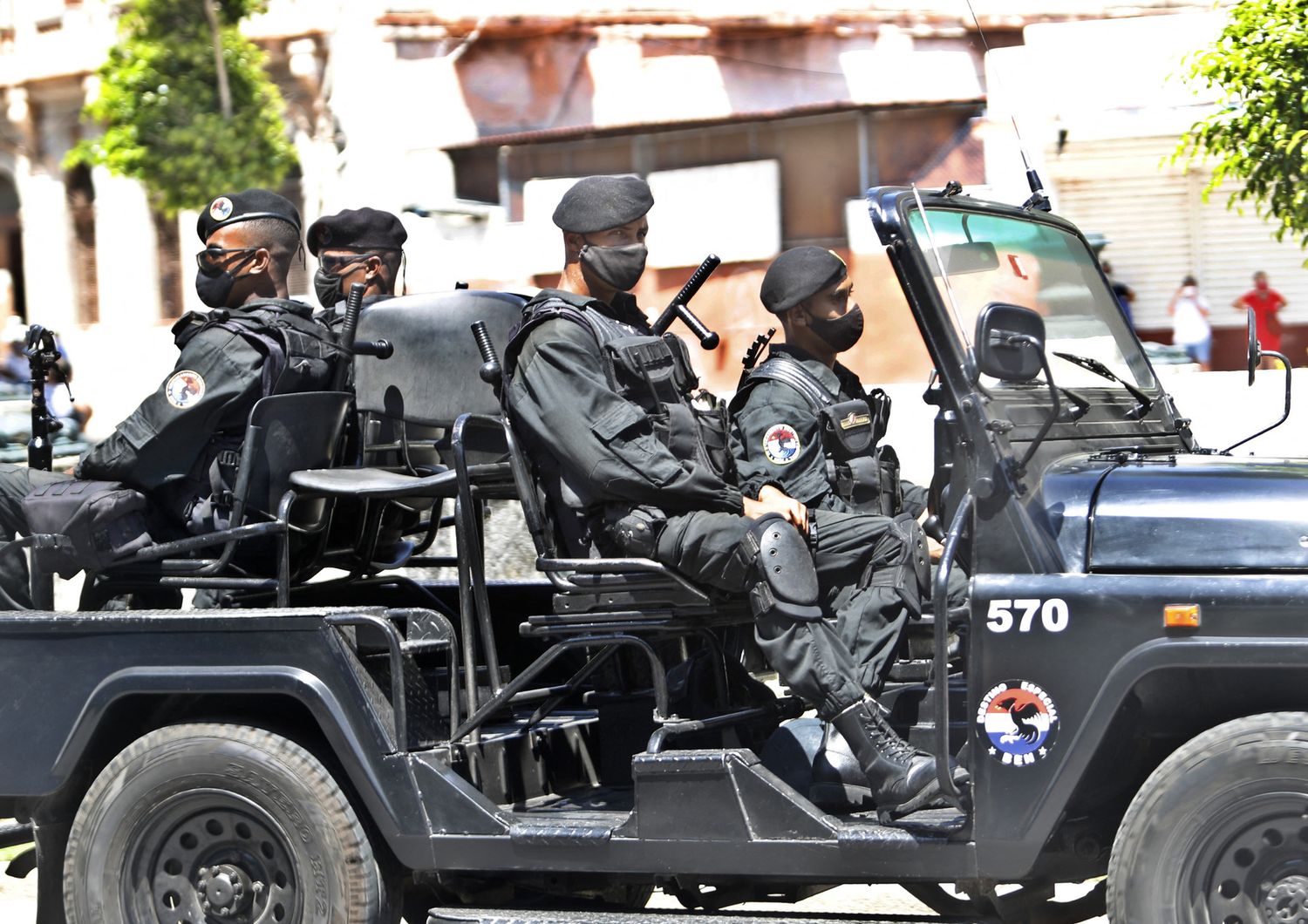 Le forze di sicurezza pattugliano le strade de L'Avana dopo una manifestazione