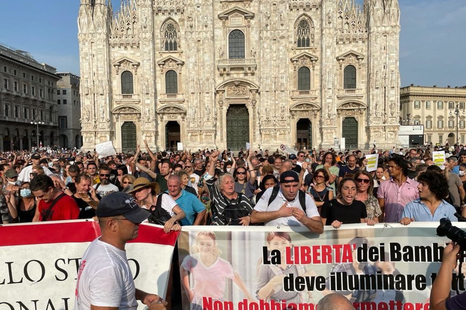 La manifestazione contro il Green pass a Milano