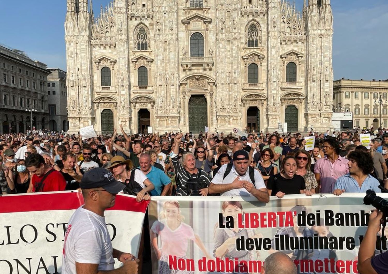 La manifestazione contro il Green pass a Milano