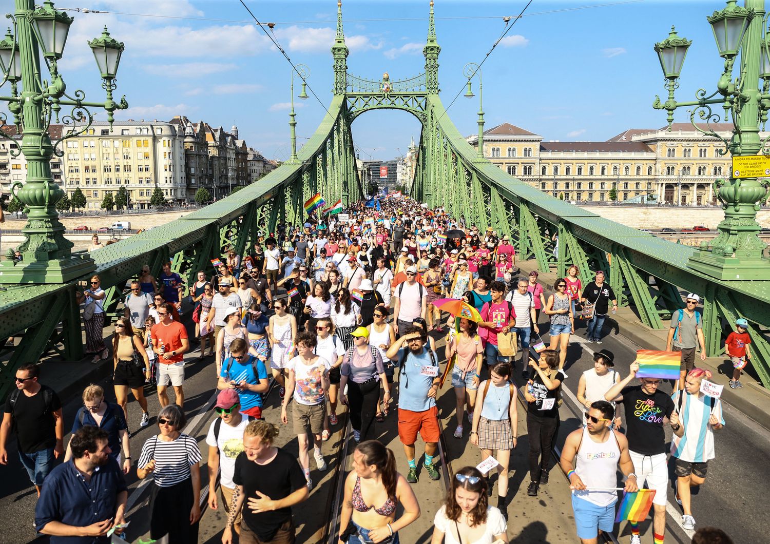 Budapest: il Gay Pride attraversa il Ponte della Libert&agrave;