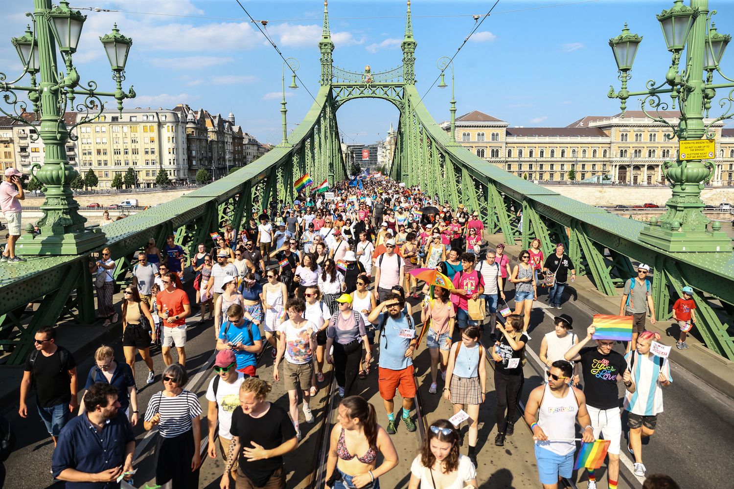 Budapest: il Gay Pride attraversa il Ponte della Libert&agrave;