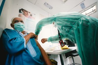 Un uomo riceve una dose di vaccino anti Covid-19 a Dusseldorf, Germania