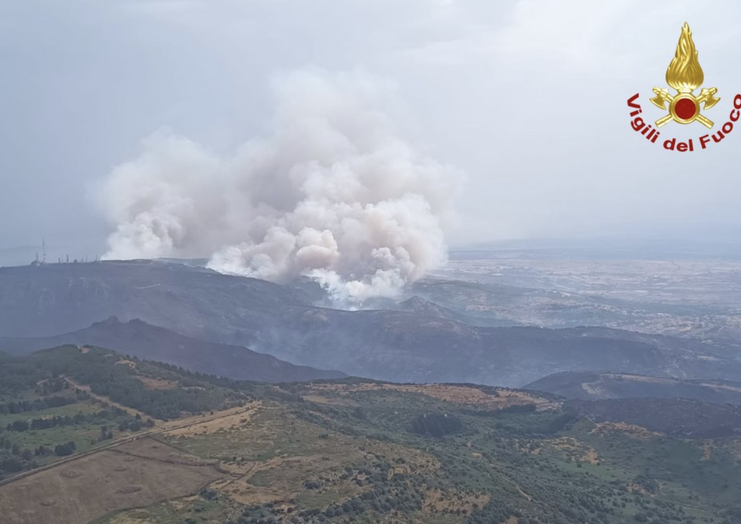 Gli incendi nell'Oristanese ripresi da un velivolo dei Vigili del Fuoco