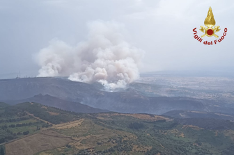 Gli incendi nell'Oristanese ripresi da un velivolo dei Vigili del Fuoco