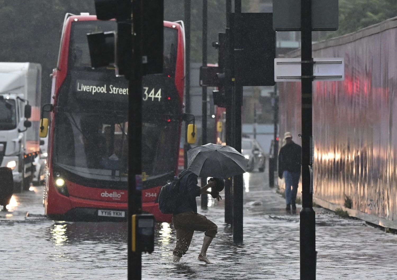 gb caldo allerta temporali allagamenti londra