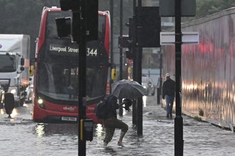 gb caldo allerta temporali allagamenti londra