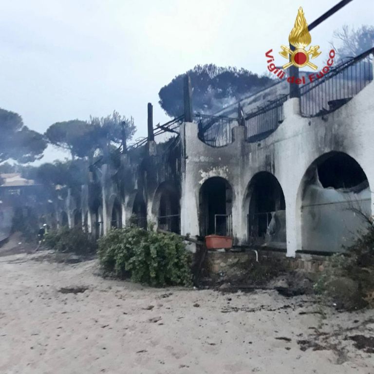 Il resort del reality Temptation Island distrutto dalle fiamme