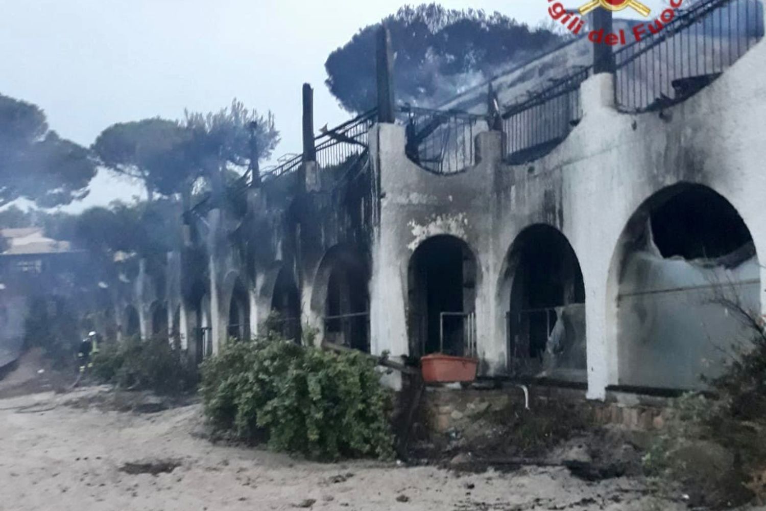 Il resort del reality Temptation Island distrutto dalle fiamme