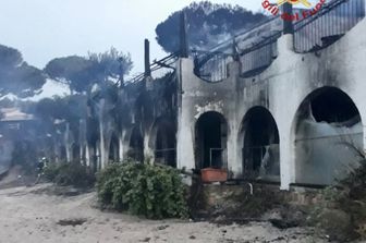 Il resort del reality Temptation Island distrutto dalle fiamme