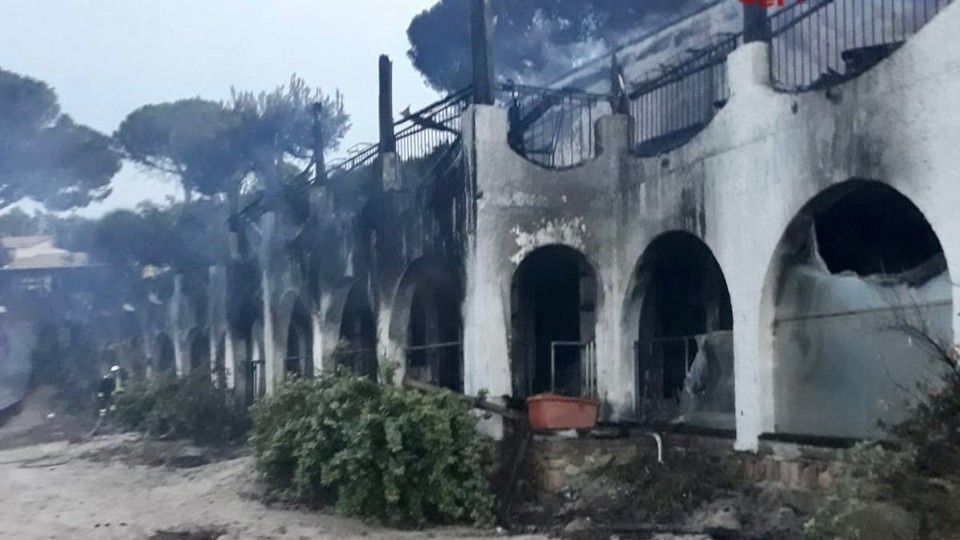 Il resort del reality Temptation Island distrutto dalle fiamme